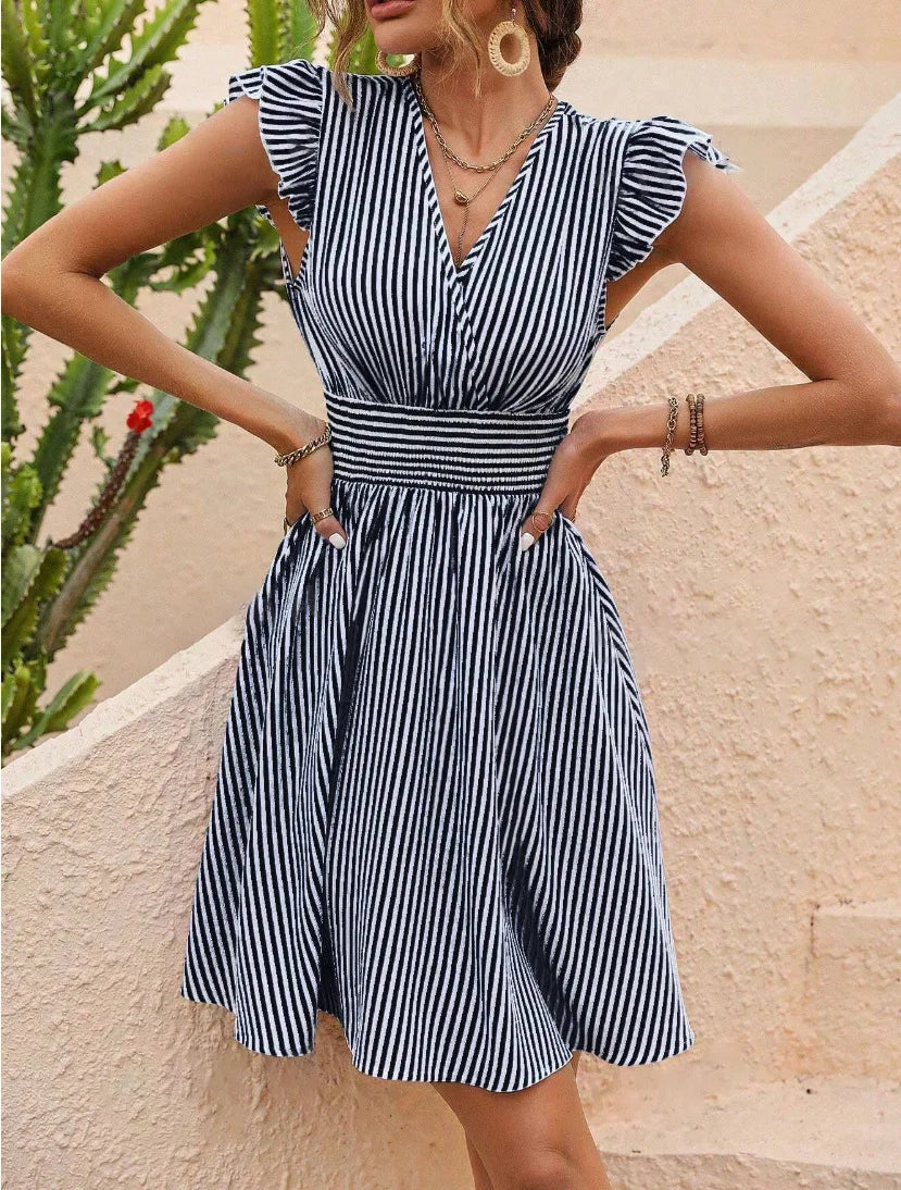 Vestido corto de rayas con escote en V y manga mariposa